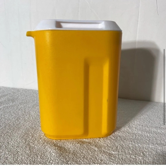Vintage Rubbermaid Yellow Handleless Pitcher With Lid - Picture 4 of 13